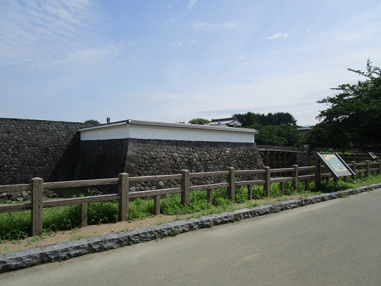 堀と石垣の写真