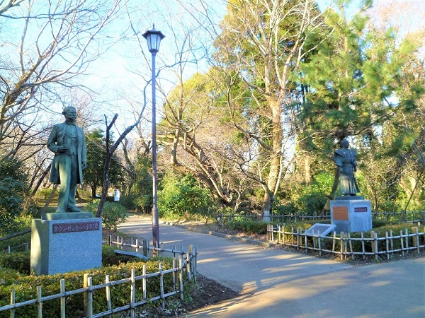 堀田正睦公像とハリス像の写真