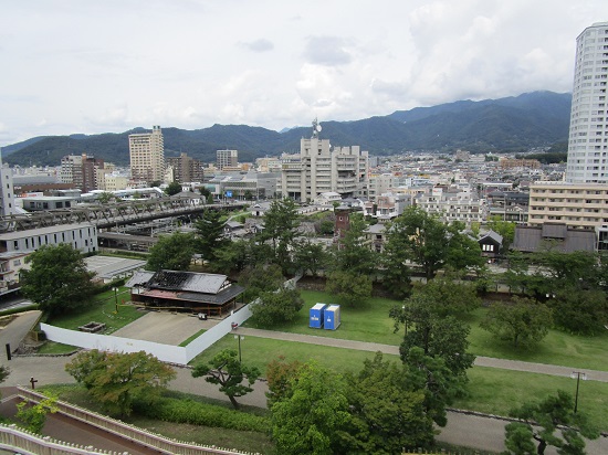 天守台から望む甲府駅方面の写真