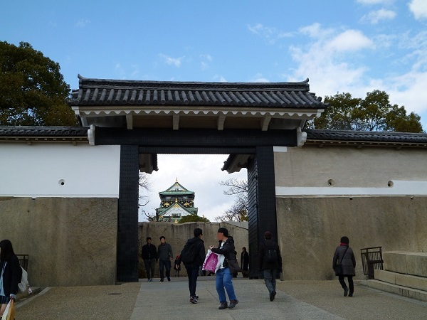桜門と巨石と天守閣の写真