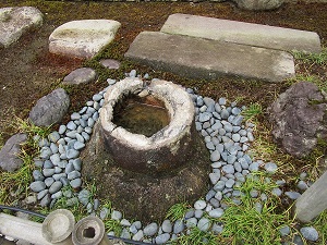 竹根石手水鉢の写真