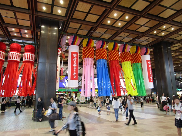 仙台駅の七夕まつり飾りつけの写真