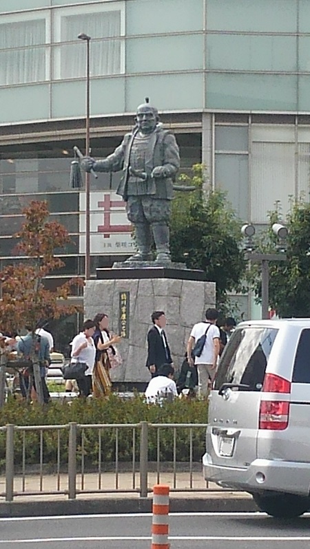 静岡駅前の徳川家康像の写真