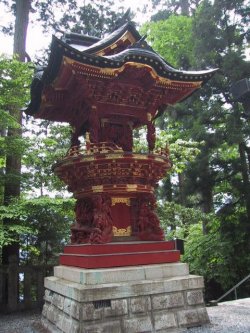 三峯神社　八棟灯籠の写真