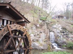 羊山公園の牧水の滝の写真