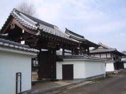 １５９４年伊奈備前守忠次が当地に移し、寺号を願成寺と定めた。