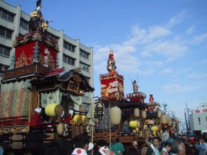 川越市役所前に揃った山車の写真
