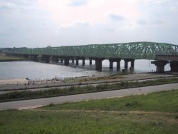 荒川を渡る鉄橋の写真