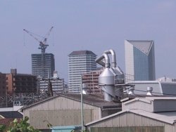 工場とマンションの写真