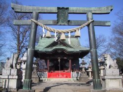 東石清水八幡神社社殿と銅製鳥居の写真