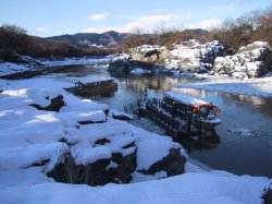 岩畳とライン下り屋台船の写真