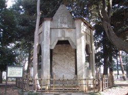 白根多助頌徳碑の写真