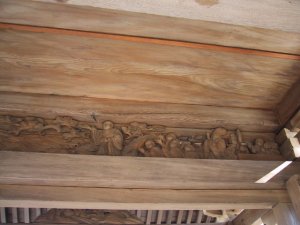 山門に掘られた三鈷の松の彫刻